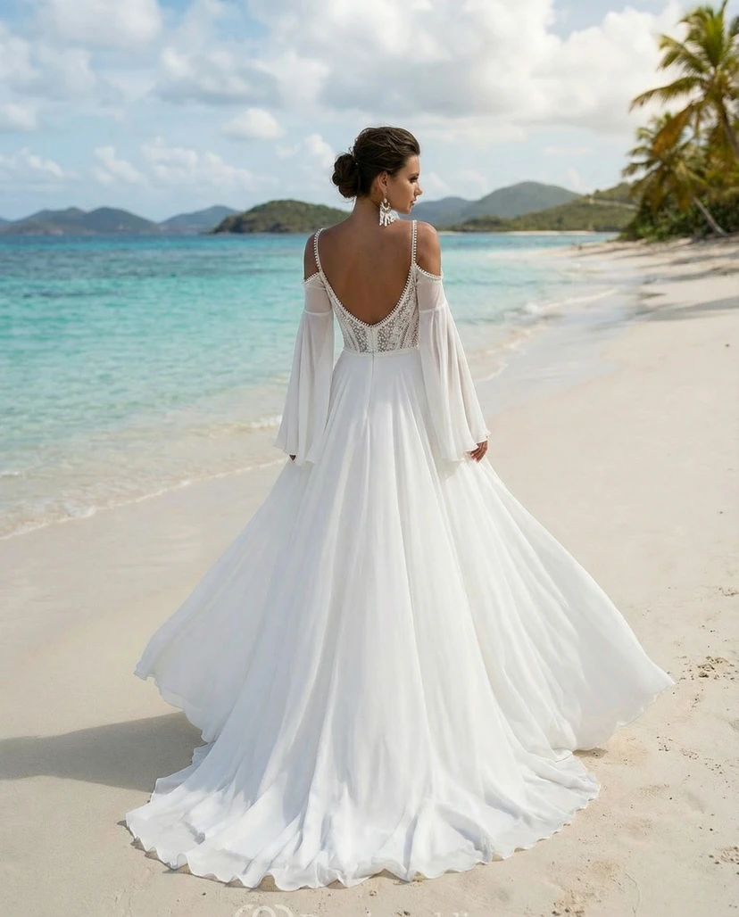Robe de mariée bohème de plage, épaules dénudées, en mousseline avec corsage en dentelle et fente. view 2