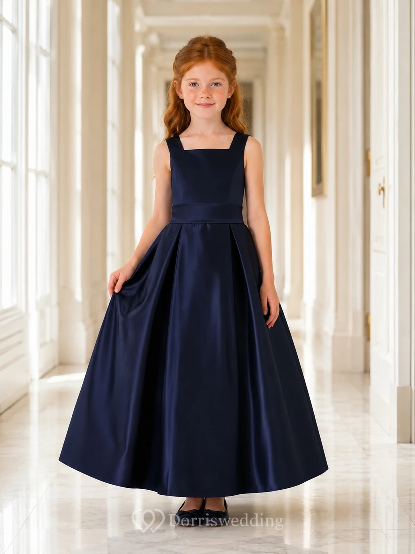 Robe de demoiselle d'honneur bleu marine foncé en satin, col carré, sans manches, coupe trapèze, longueur thé.