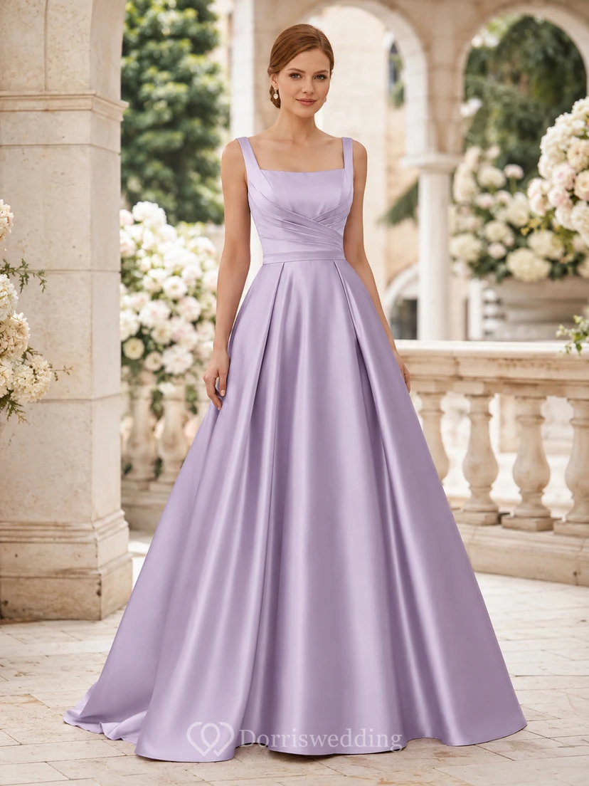 Robe de mariée lilas en satin, décolleté carré, bretelles carrées et traîne.