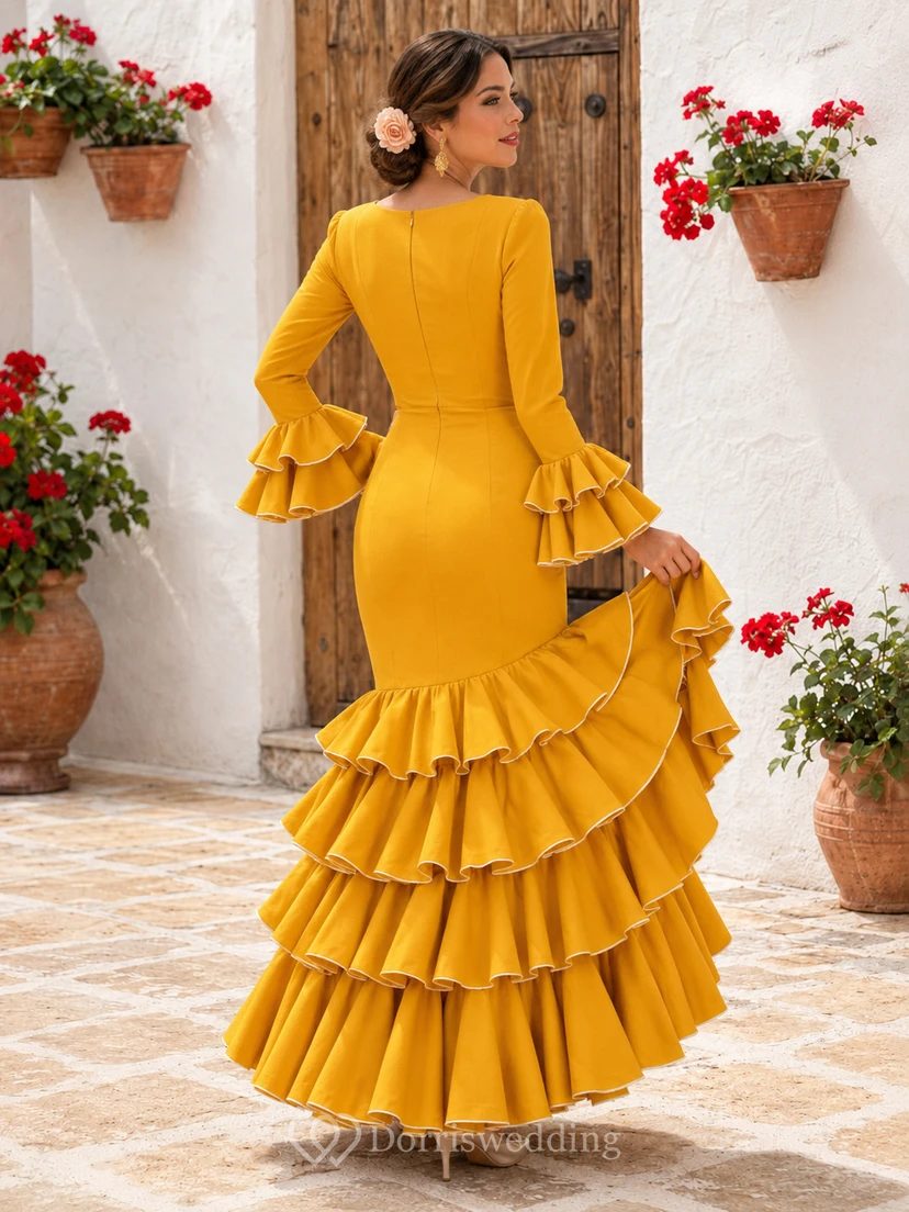 Vestido de sirena escalonado de estilo flamenco con cuello cuadrado y mangas tres cuartos acampanadas color narciso view 2