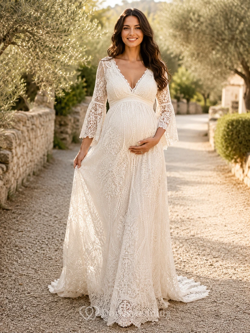 Vestido de novia de encaje con escote en V y mangas acampanadas para bodas premamá en el jardín.