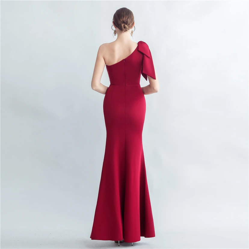 Elegantes Abendkleid aus Spitze mit Strassbesatz, Perlenverzierungen, schräger Schulterpartie, römischem Kragen und Seitenschlitz view 32