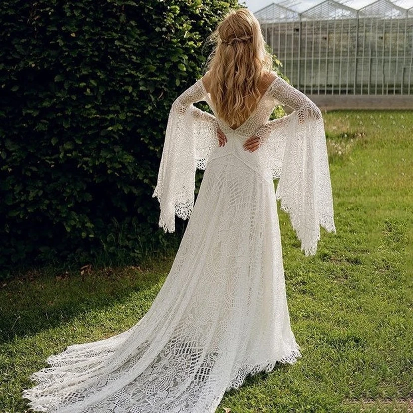 Robe de mariée bohème en dentelle à manches poétiques et épaules dénudées, style empire champêtre