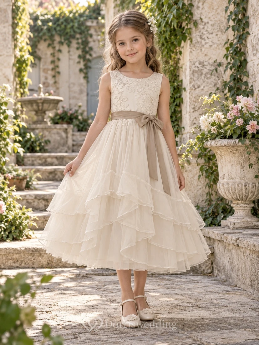 Teelanges, elfenbeinfarbenes, ärmelloses Chiffonkleid in A-Linie mit fließendem V-Ausschnitt am Rücken und taupefarbener Schärpe für Blumenmädchen