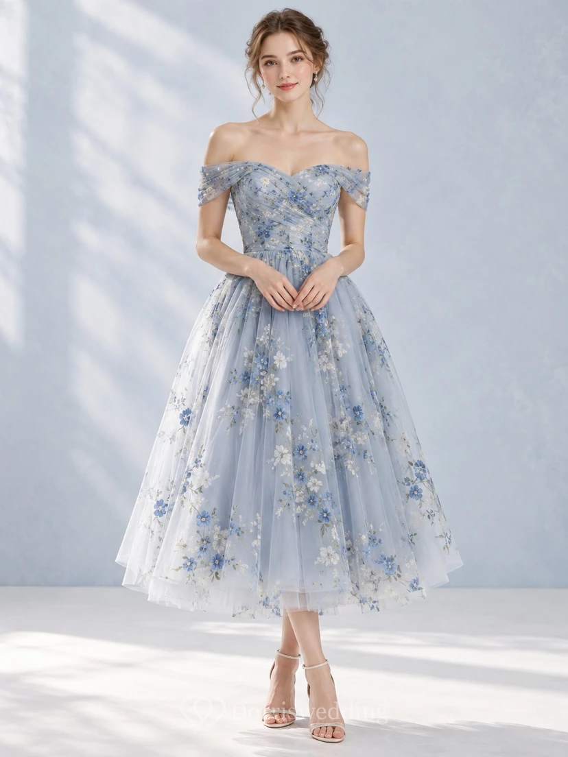 Vestido de dama de honor vintage de tul azul cielo con estampado floral y hombros descubiertos, largo hasta la rodilla