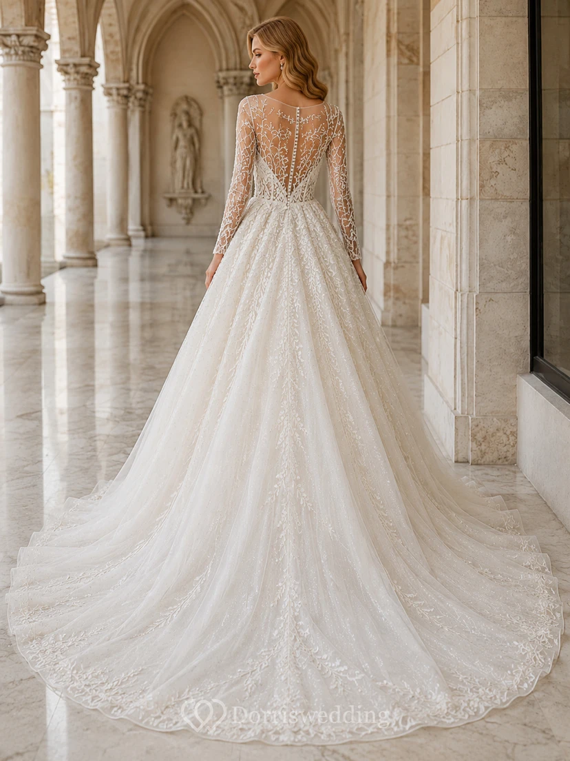 Robe de mariée champêtre en tulle et dentelle scintillante, col V, manches longues, coupe trapèze, traîne chapelle, ornée d'appliqués floraux. view 2