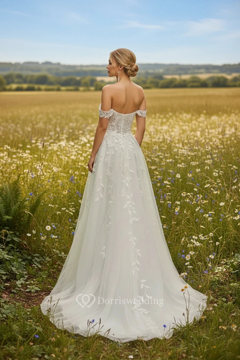 Robe de mariée en tulle vaporeux brodé, épaules dénudées view 2
