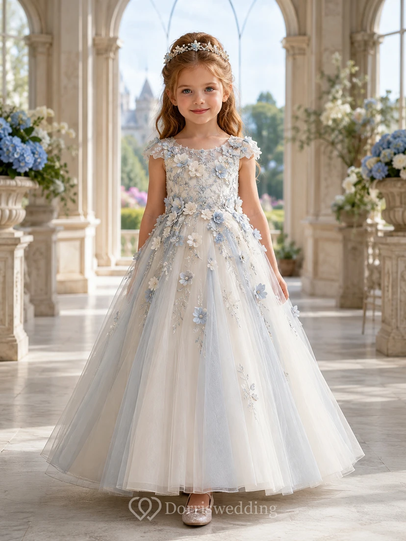 Robe de demoiselle d'honneur bleu acier, col montant, manches courtes, application florale, tulle, coupe trapèze, longueur au sol