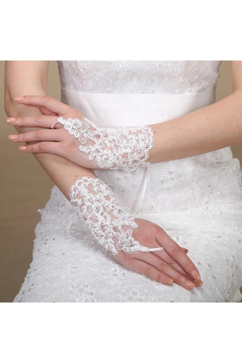 Gants courts à brides et crochets en dentelle et sequins, neufs