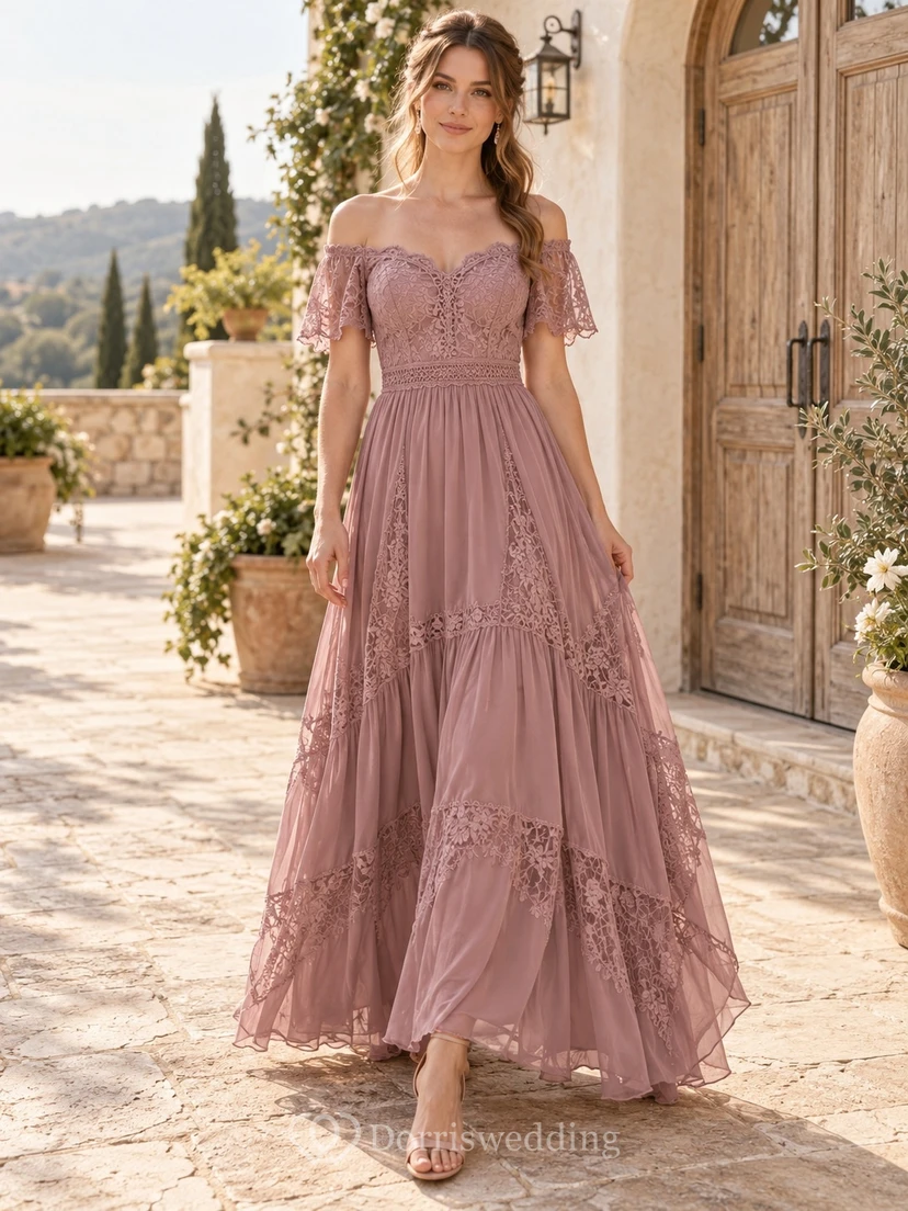 Vestido de dama de honor de gasa con encaje, capas y estilo bohemio, color malva, hombros descubiertos y diseño asimétrico.