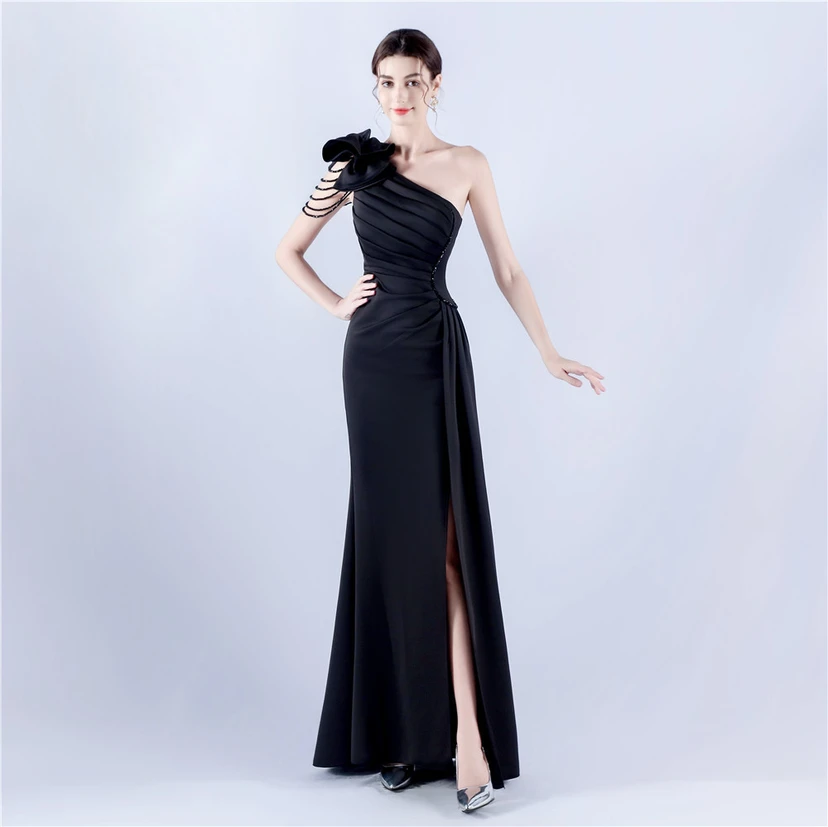 Vestido de noche de satén plisado con hombros descubiertos y escote alto, bordado a mano con cuentas y flores, para mujer. view 3