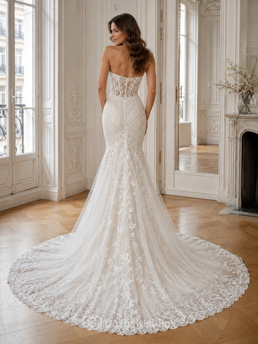 Robe de mariée sirène classique en dentelle, bustier cœur, traîne chapelle, ornée d'appliqués floraux, idéale pour une cérémonie. view 2