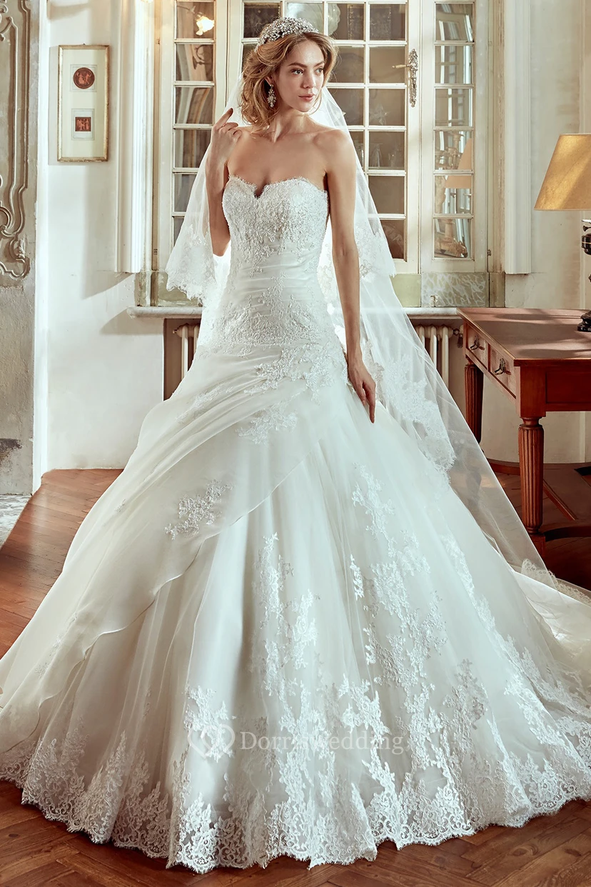 A-Linien-Brautkleid mit herzförmigem Ausschnitt, seitlicher Drapierung und Stickereien