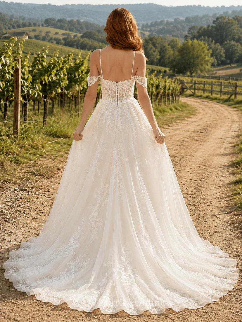 Vestido de novia de tul y encaje estilo campestre, corte en A, tirantes finos, cola capilla y escote en V bajo en la espalda. view 2