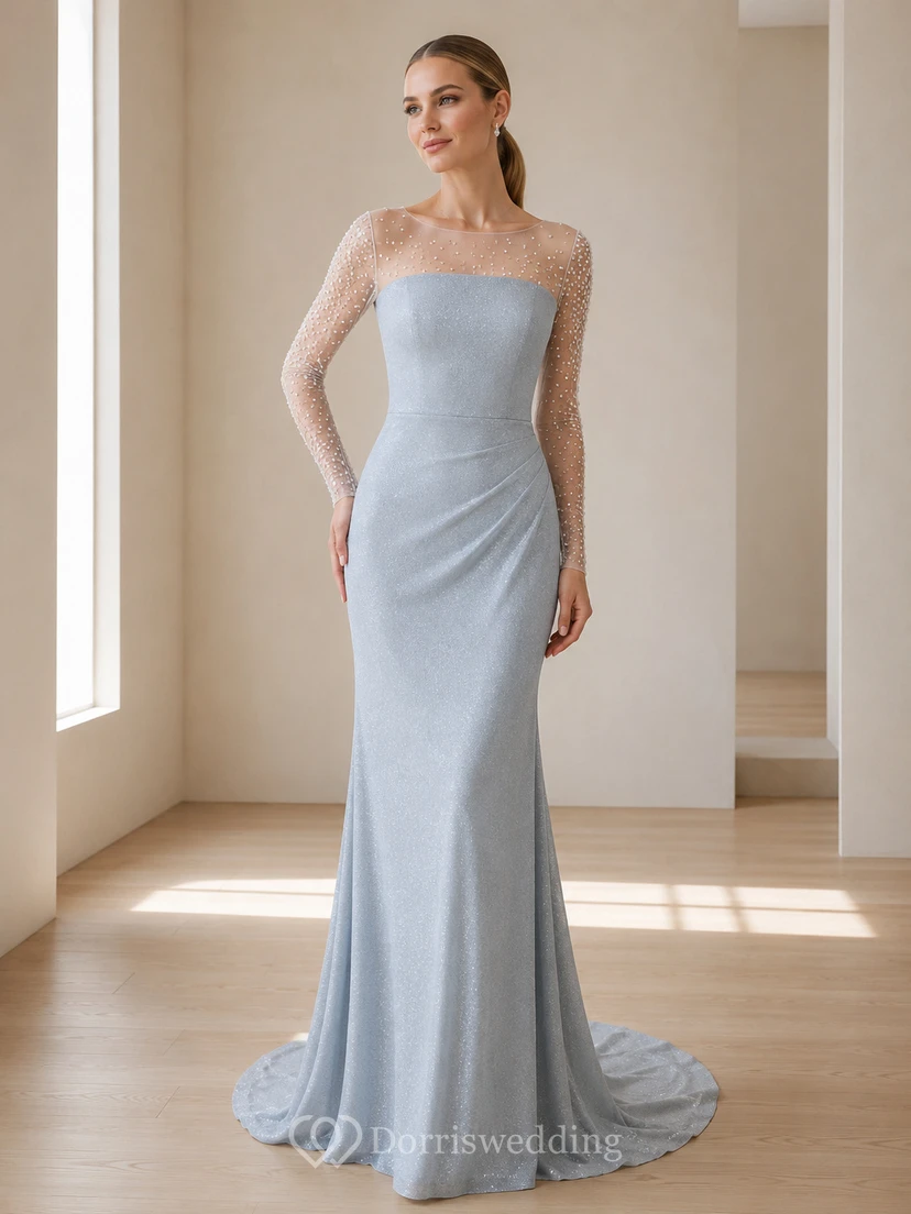 Minimalistisches grau-blaues, langes Brautkleid aus Satin mit U-Boot-Ausschnitt und Illusionsärmeln aus Kristall.