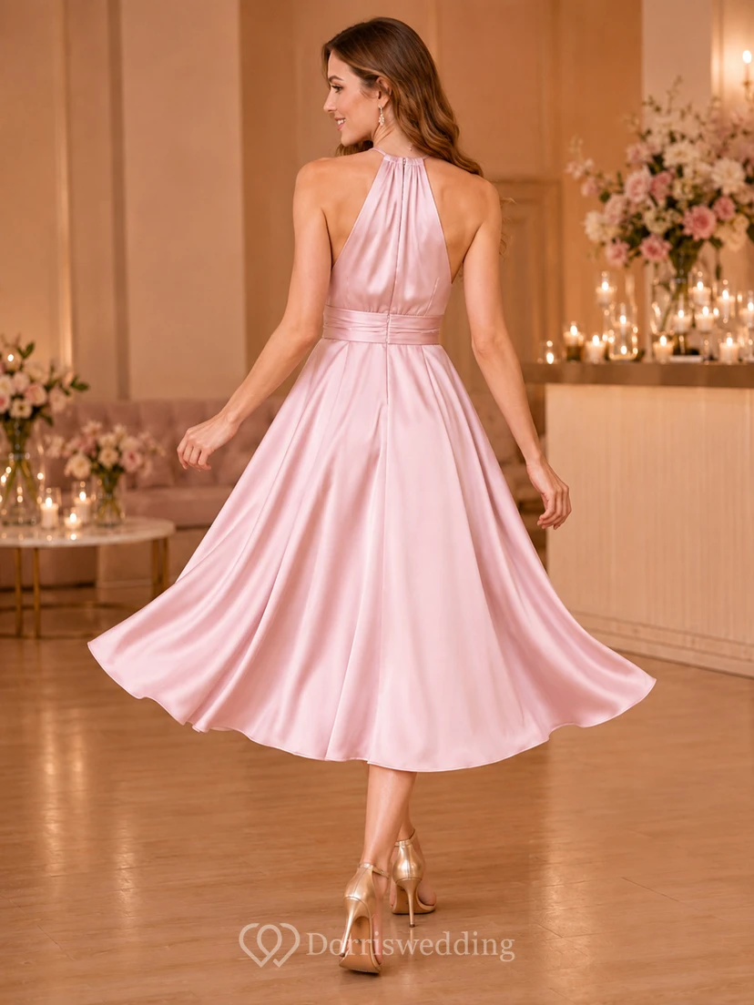 Robe de mariée rose poudré en satin plissé, dos nu, longueur thé, à bretelles licou. view 2