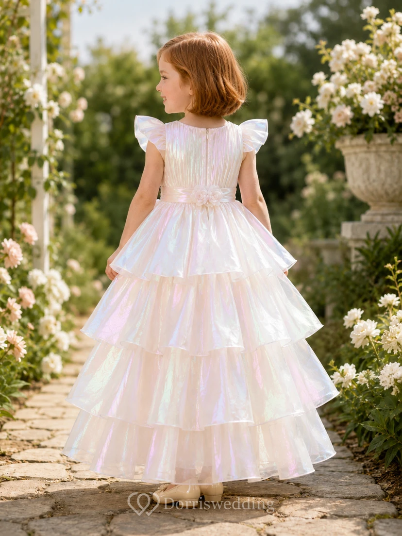 Adorable vestido de niña de flores de organza iridiscente con corte en A, mangas con forma de pétalo, escote cuadrado y falda asimétrica escalonada. view 2