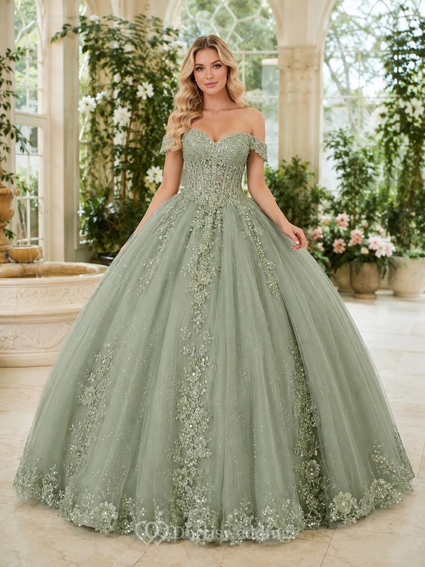 Salbeigrünes, schulterfreies, kurzärmeliges Tüll-Ballkleid in Bodenlänge mit floralen Applikationen – ein luxuriöses Quinceañera-Kleid