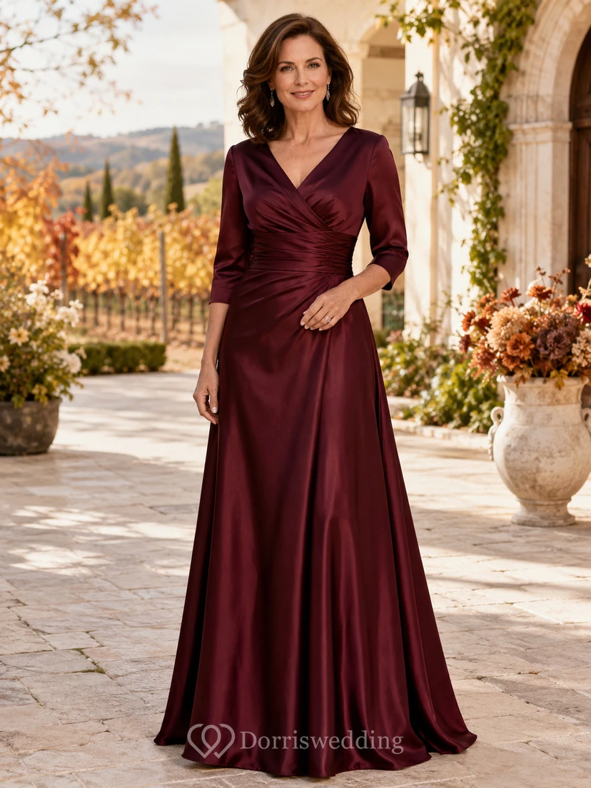 Burgunderfarbenes, schlichtes A-Linien-Kleid aus Satin mit V-Ausschnitt, Dreiviertelärmeln und Raffungen in Bodenlänge – ideal für die Mutter des Bräutigams