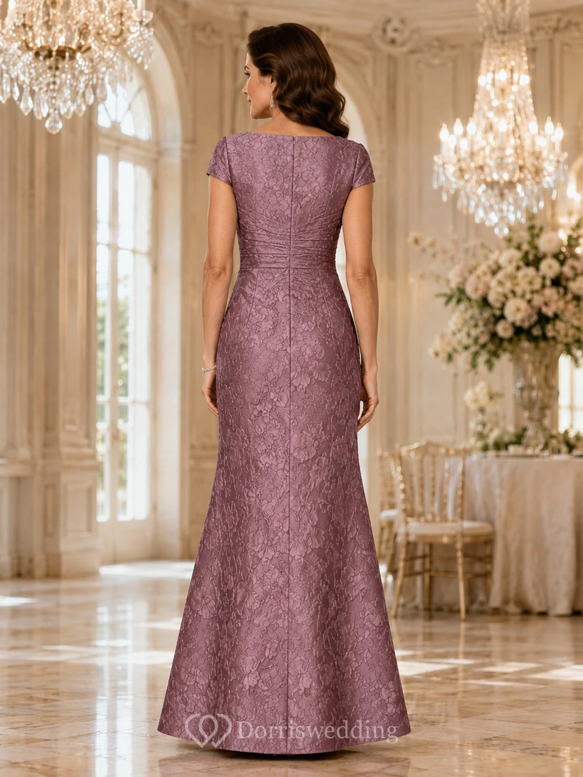 Vintage-Luxuskleid in Mauve-Tönen, bodenlang, im Meerjungfrauenstil, mit eckigem Ausschnitt, kurzen Ärmeln und Schleppe – perfekt für die Mutter der Braut. view 2