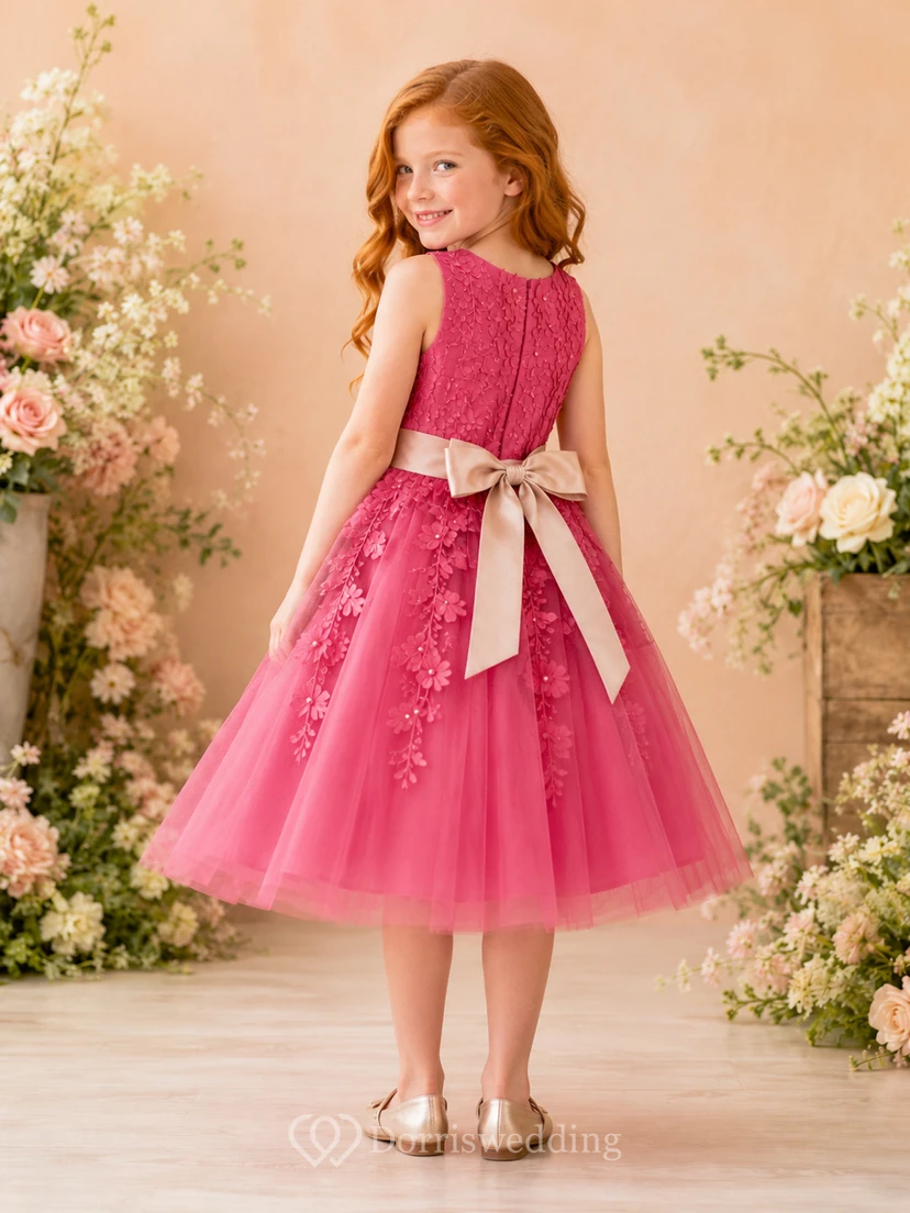 Robe de demoiselle d'honneur en tulle fuchsia à appliqués floraux, coupe trapèze, longueur thé, ceinture amovible. view 2