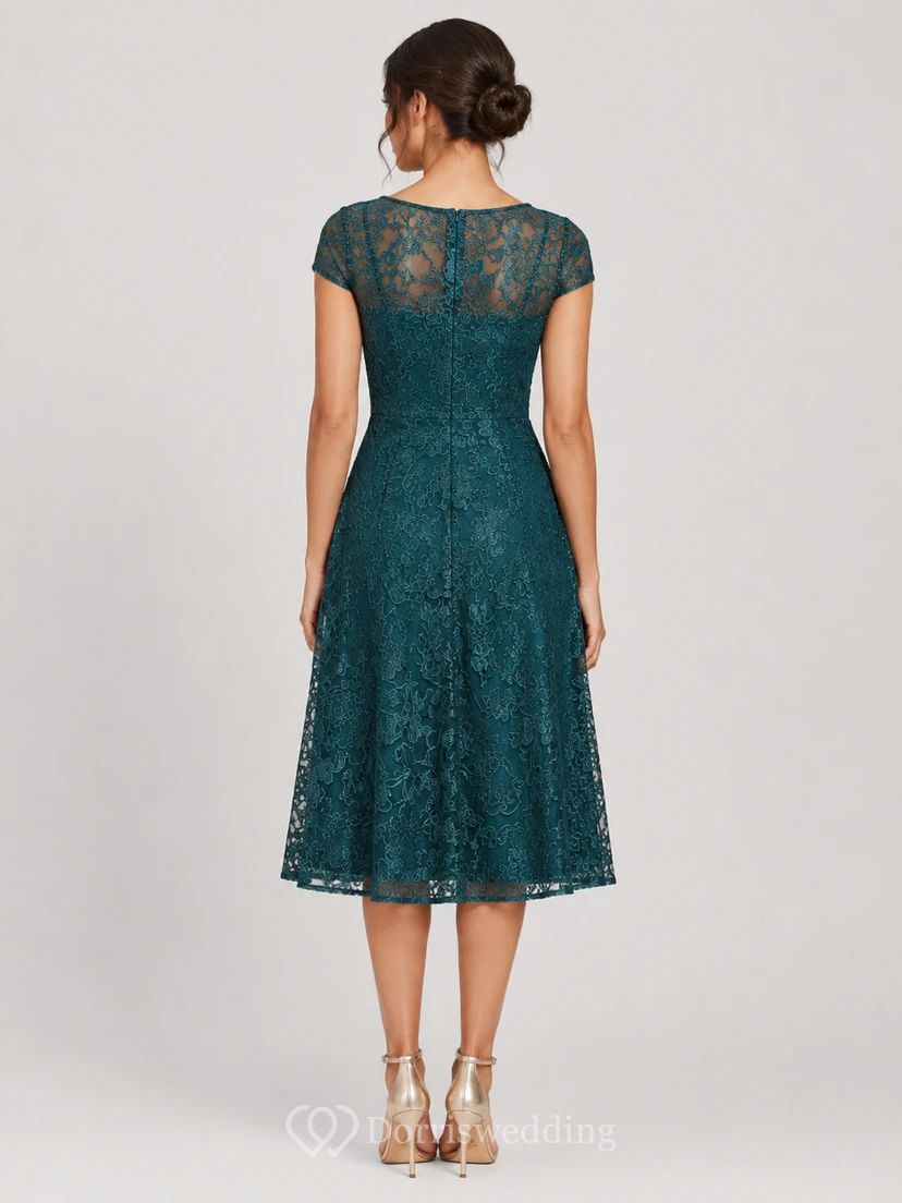 Robe de mariée trapèze en dentelle, longueur genou, manches courtes et décolleté bateau. view 2