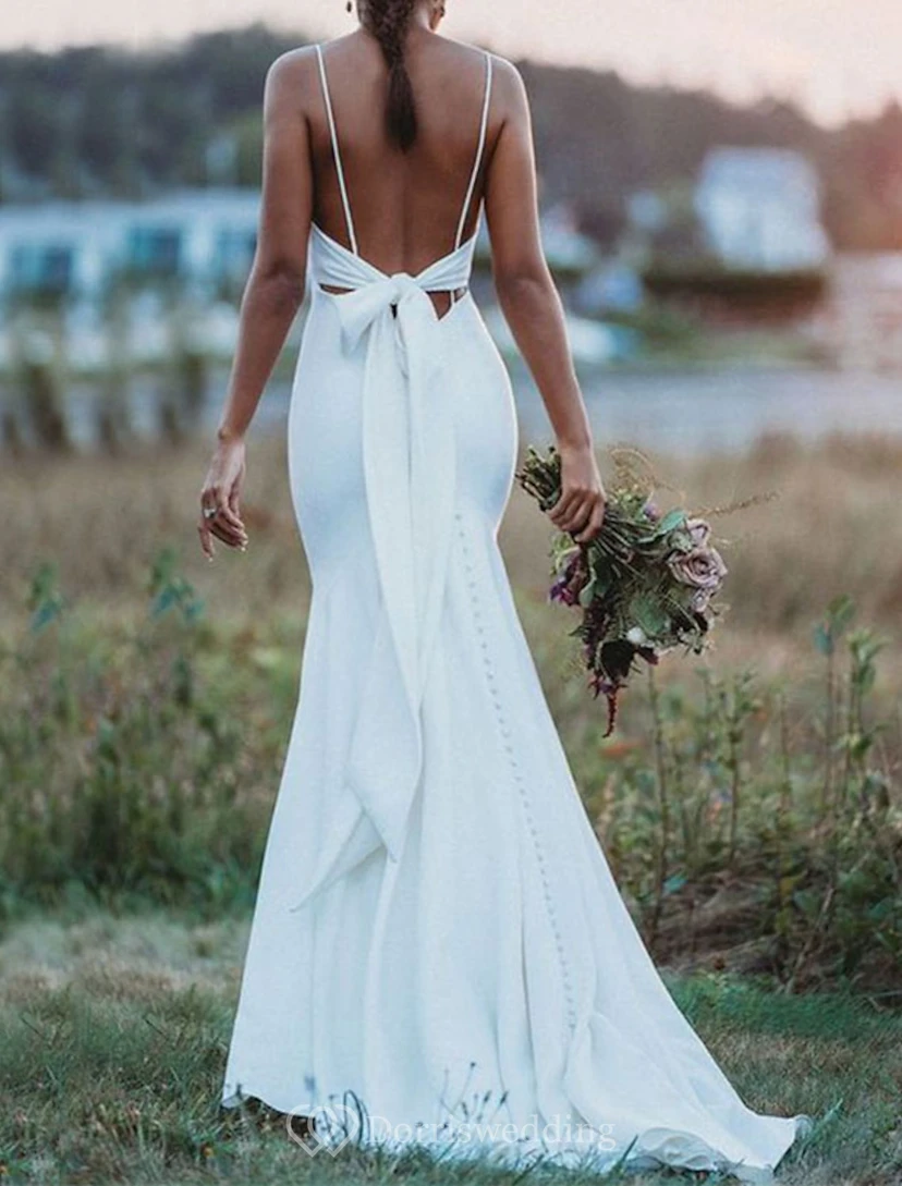 Vestido de novia minimalista de satén estilo sirena con tirantes finos. view 2