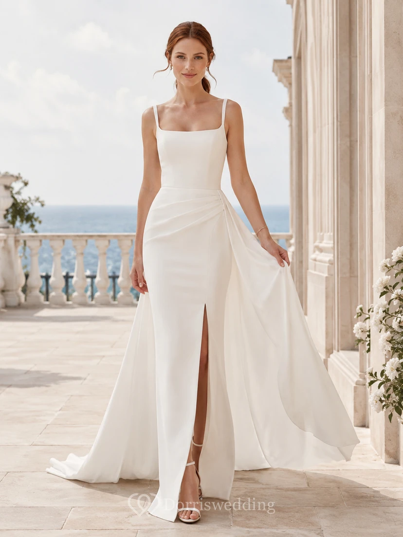 Vestido de novia de satén para la playa, corte recto, escote cuadrado, sin mangas, cola larga y abertura.