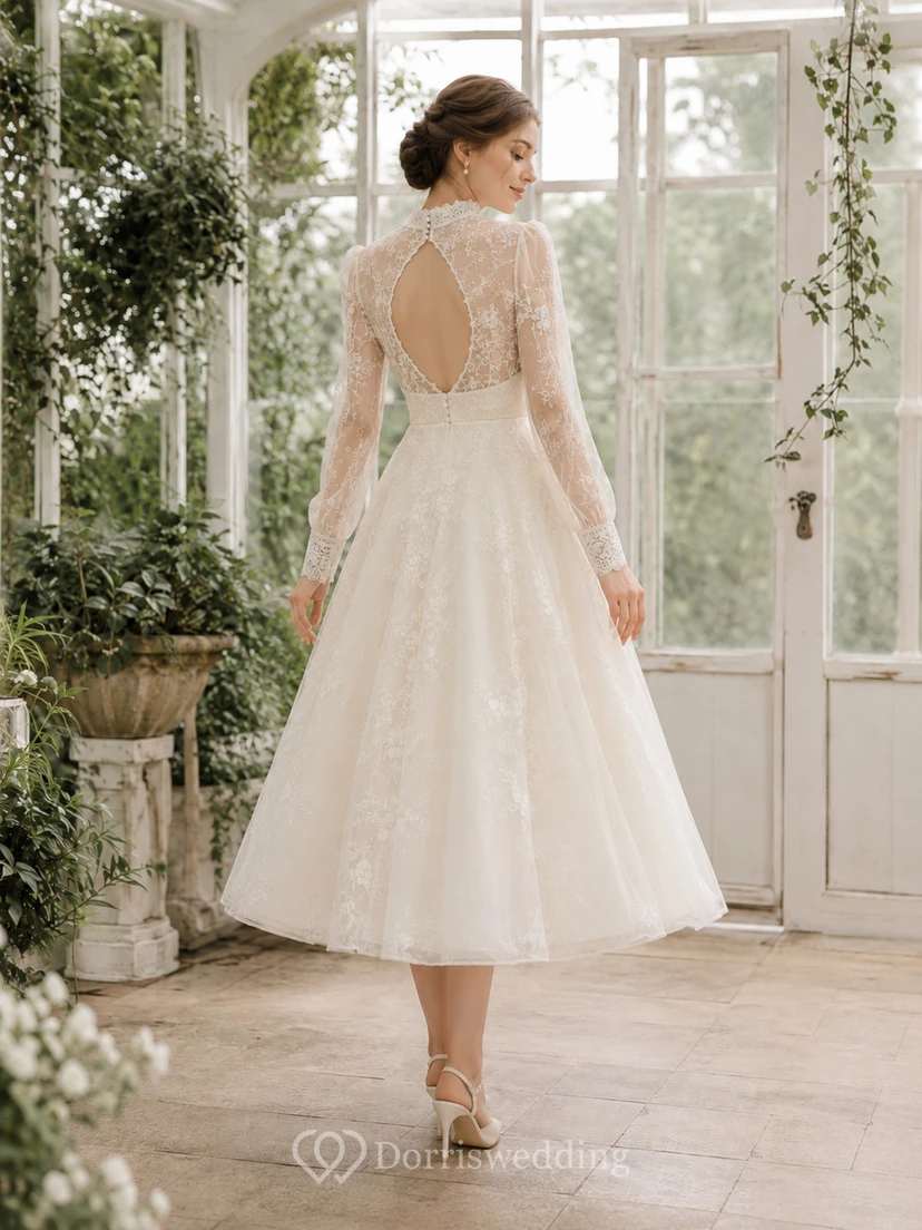 Robe de mariée vintage longue à col montant, manches illusion en dentelle, coupe trapèze, longueur thé, décolleté en goutte d'eau view 2