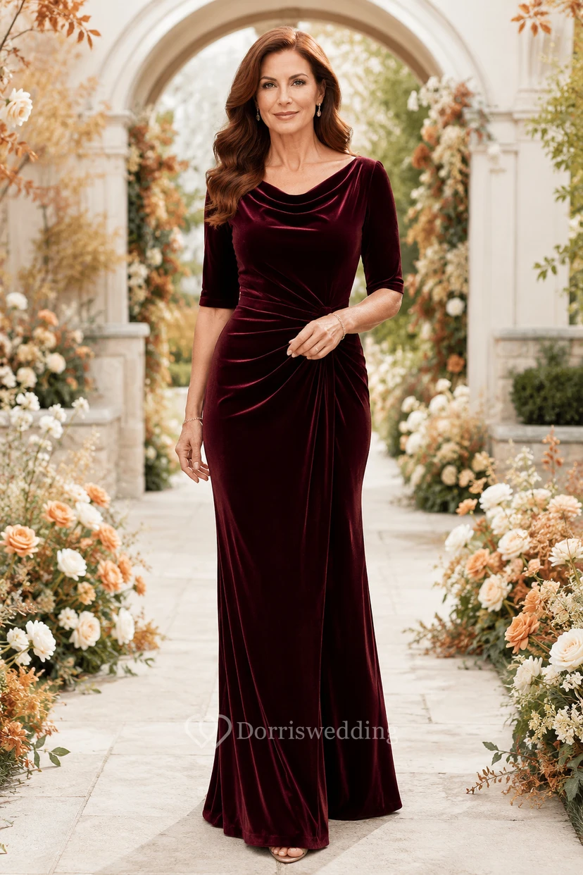 Burgunderfarbenes Samtkleid mit Wasserfallausschnitt