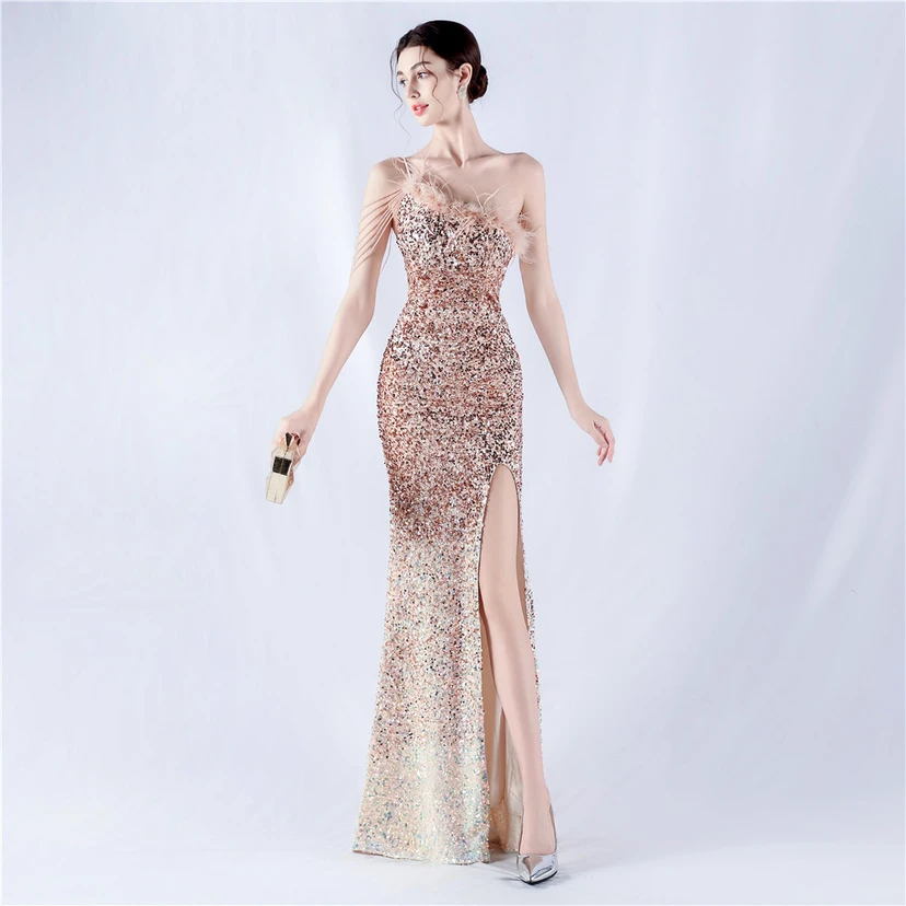 Robe de soirée longue à une épaule, ornée de plumes d'autruche, de perles et de sequins, avec col asymétrique et fente haute. view 61
