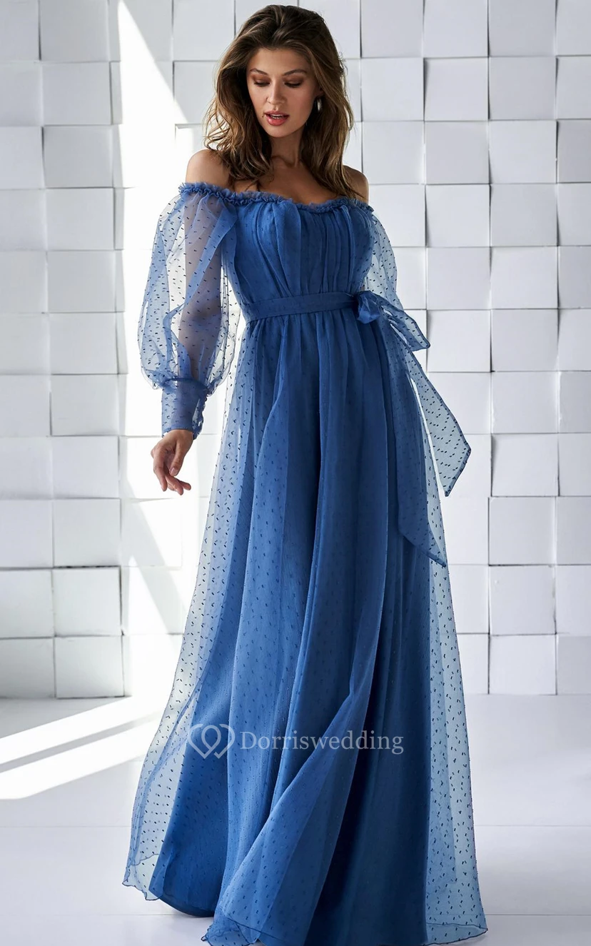 Elegante vestido largo de tul con escote Bardot, corte en A, fruncido y fajín.
