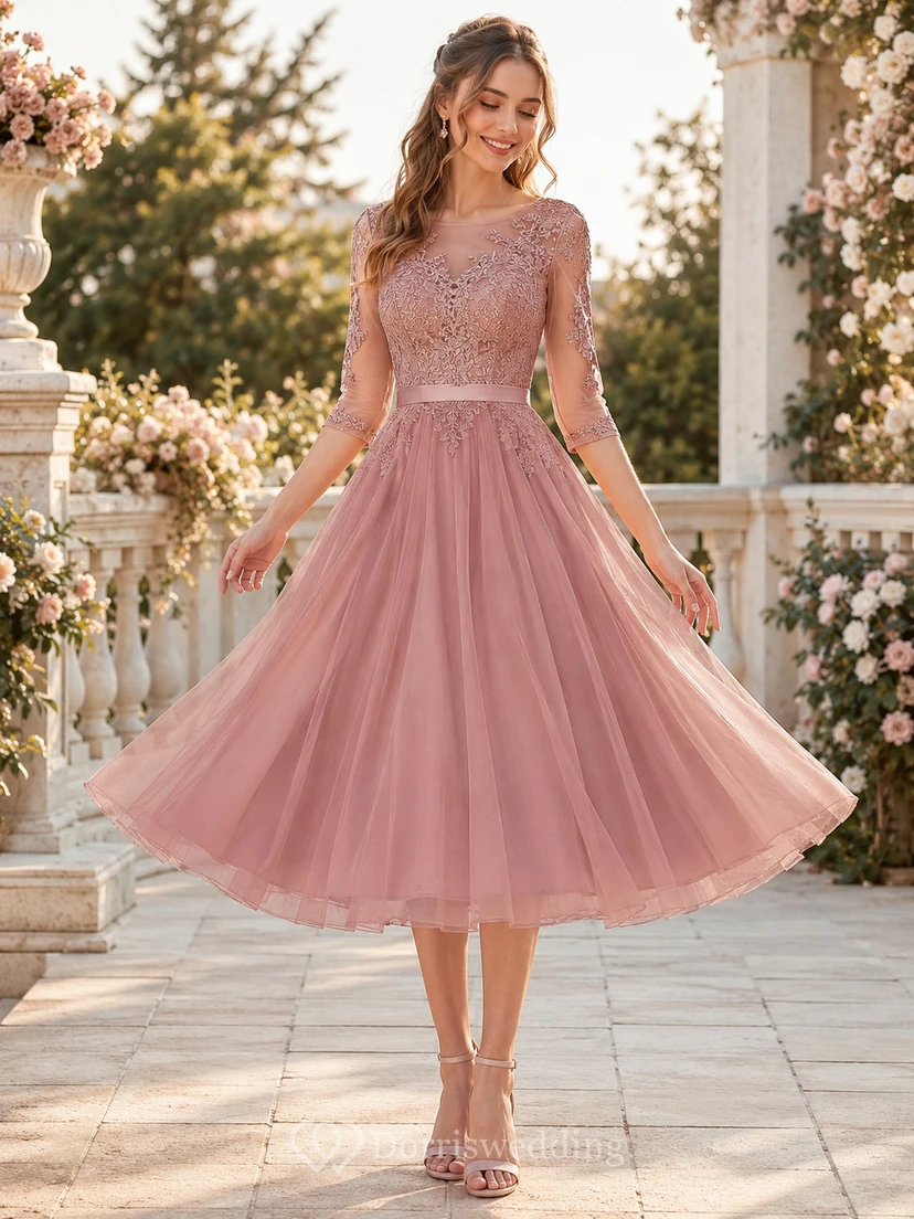 Vestido de invitada de corte A, largo midi, con escote corazón, mangas tres cuartos, botones y encaje floral, color rosa empolvado.