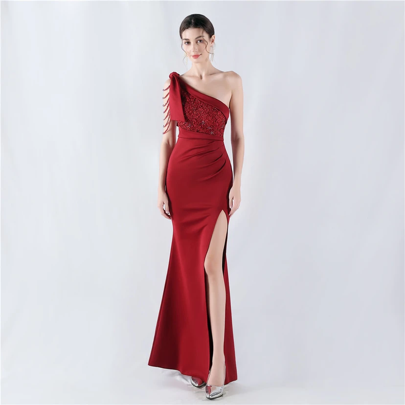 Vestido de noche de satén de alta gama con encaje de diamantes y diseño artesanal. video preview
