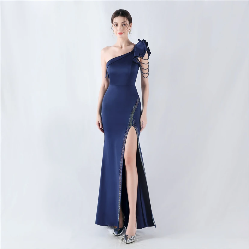 Vestido de noche con cuello oblicuo, hombros con estampado de hojas de loto, bordado artesanal y diamantes, ideal para la celebración de la reunión anual. view 30