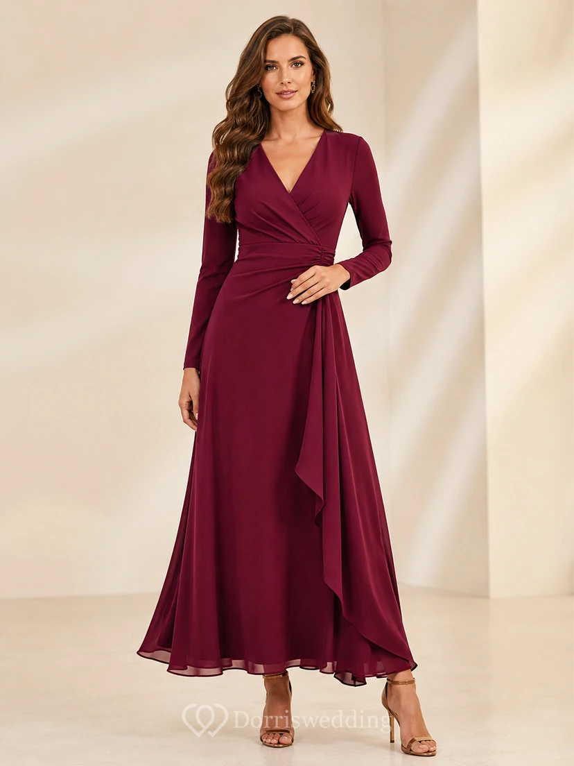 Vestido largo de gasa color burdeos con escote en V, manga larga, volantes en cascada y fruncido, corte en A, ideal para invitadas.