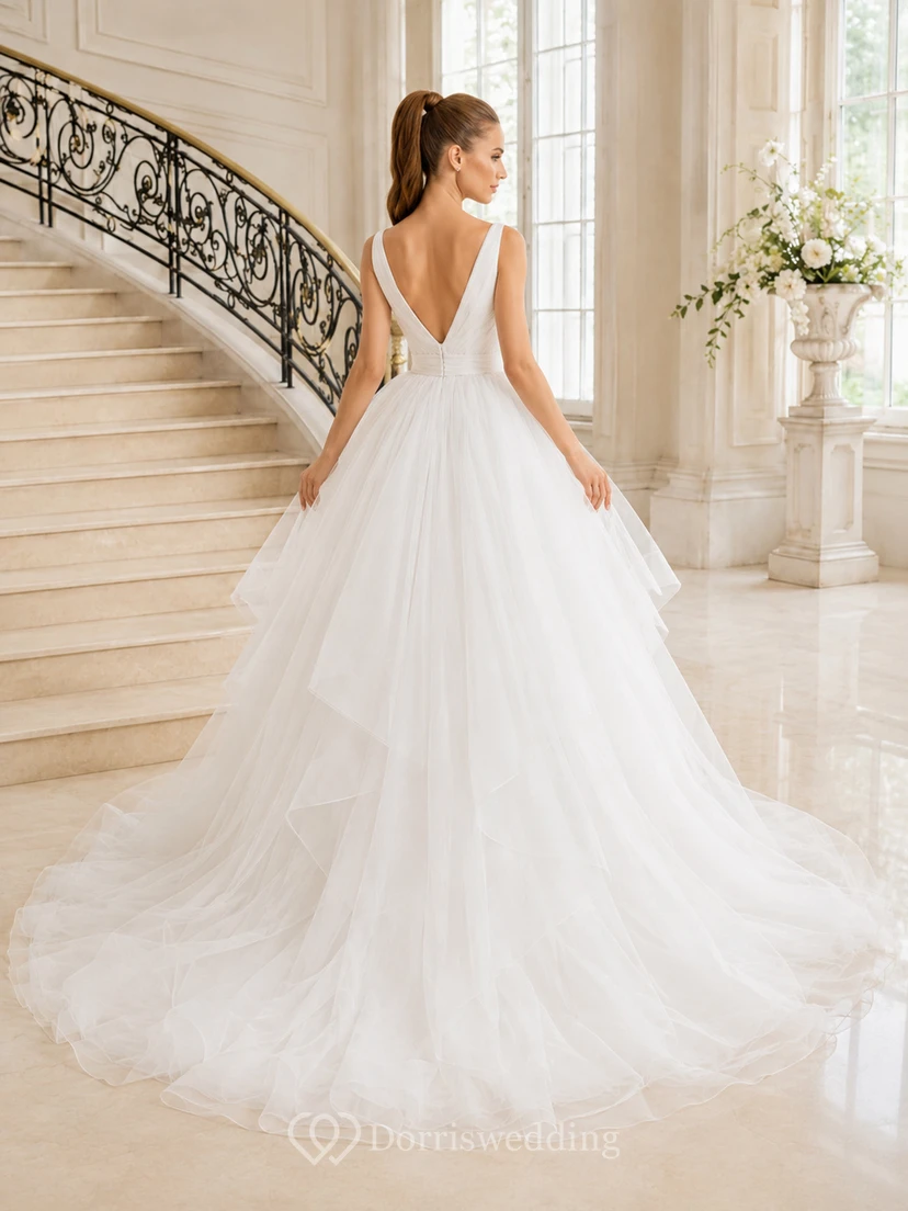 Robe de mariée romantique de style chapelle, ornée de bretelles en V et de volants en tulle à plusieurs niveaux. view 2