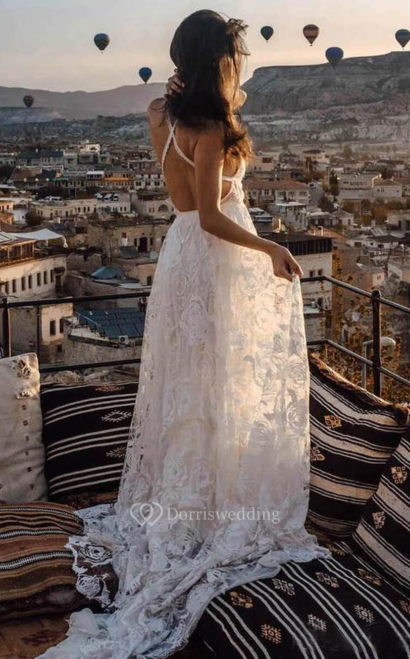 Robe de mariée en dentelle empire plissée, fendue sur le devant et à fines bretelles, style spaghetti, sans manches. view 4
