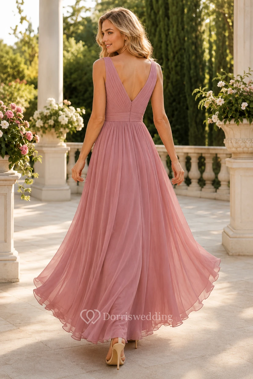 Robe de demoiselle d'honneur rose poudré en mousseline rose poudré, col V asymétrique, coupe trapèze, bustier plissé, idéale pour un mariage champêtre. view 2