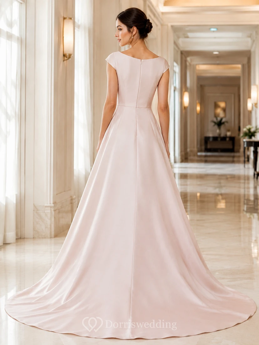 Robe de mariée en satin rose poudré à manches bateau et traîne courte, coupe trapèze, couleur A. view 2
