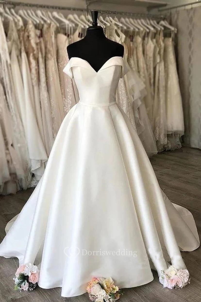 Vestido de novia sencillo de satén con escote Bardot y corte en A view 2