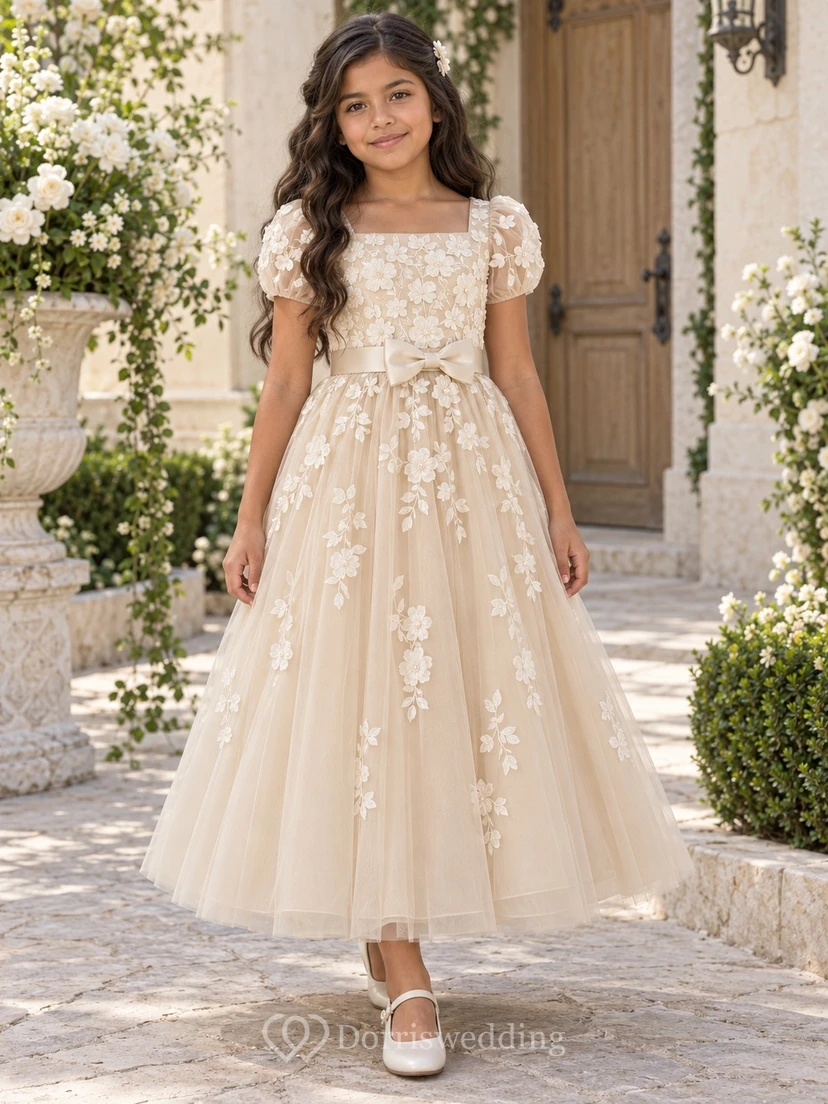 Robe de demoiselle d'honneur champagne à col carré, coupe trapèze, manches bouffantes, en tulle, longueur cheville, ornée d'un nœud dans le dos et à imprimé floral.
