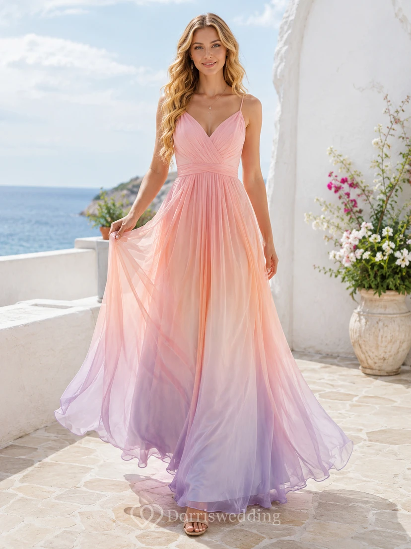 Vestido largo de gasa con tirantes finos y corte en A en tonos pastel degradados.