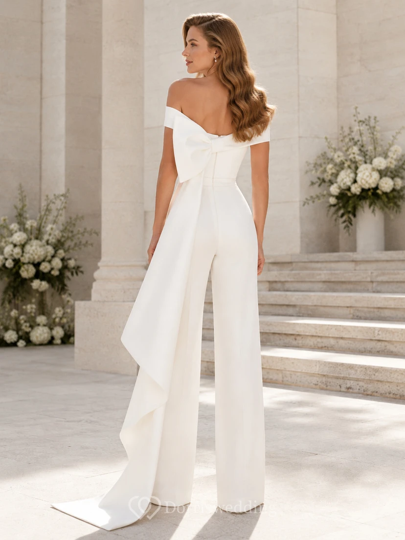 Luxuriöser, schulterfreier Braut-Jumpsuit mit Schleife, Cape und weitem Bein view 2
