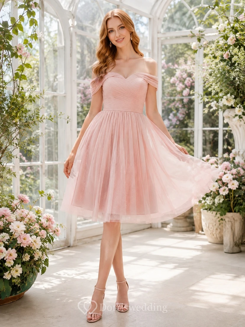 Vestido de cóctel romántico de tul color rosa empolvado con mangas cortas y escote Bardot, corte en A y largo hasta la rodilla