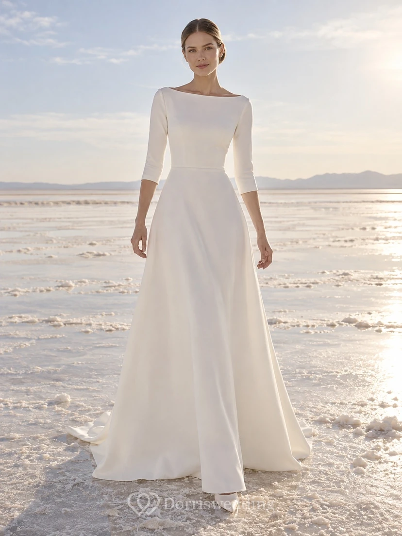 Vestido de novia sencillo con escote barco, mangas tres cuartos, corte en A, corpiño liso y cola.