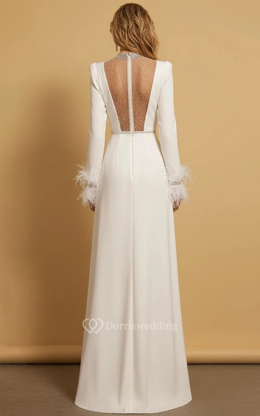 Glamouröses, langärmeliges Brautkleid mit Kristalloberteil, hohem Schlitz und Manschetten aus Straußenfedern view 2