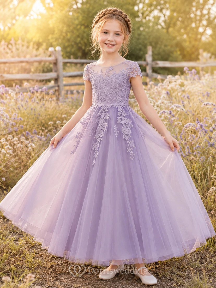 Robe de demoiselle d'honneur lavande à col montant, manches courtes, dentelle et tulle, coupe trapèze, longueur au sol