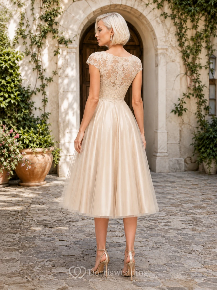 Vestido de novia vintage color champán con escote en V, mangas cortas, encaje y satén, corte en A, largo hasta la rodilla. view 2