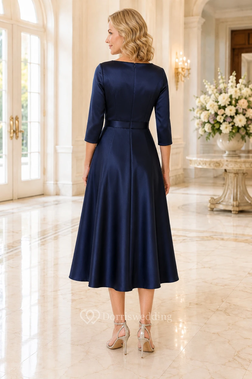 Dunkelblaues, tailliertes A-Linien-Kleid aus Satin mit Wasserfallausschnitt und Teelänge – perfekt für Mütter view 2